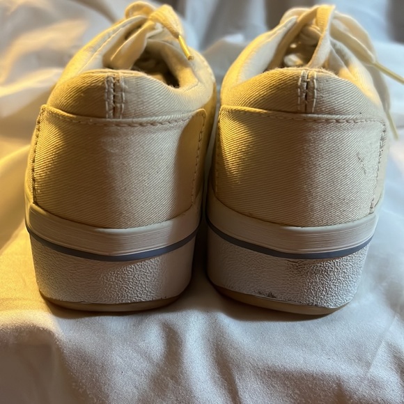 EUC Hanes soft fit tennis shoes. Size 7.5. - Picture 6 of 12